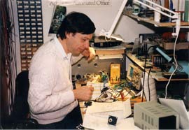 ueber-uns_historie10 Wolfgang Scheuer am Tisch mit Messgeräten