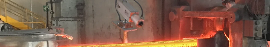 Pyrometer in Kühlgehäuse misst Bramme