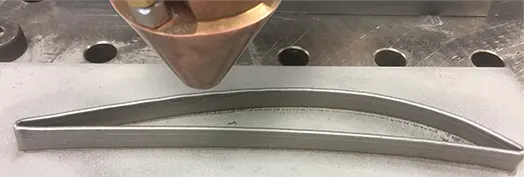 The first layers of an additively manufactured blade show an even material coating