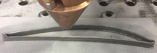 The first layers of an additively manufactured blade show an uneven material coating